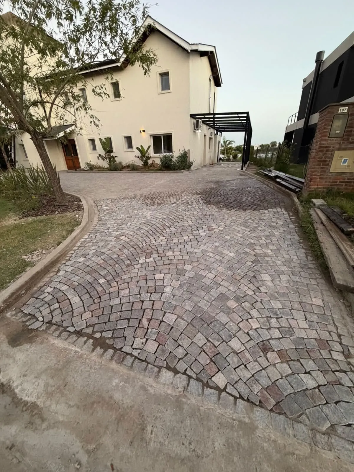 Acceso de adoquines colocados en arcos frente a una vivienda