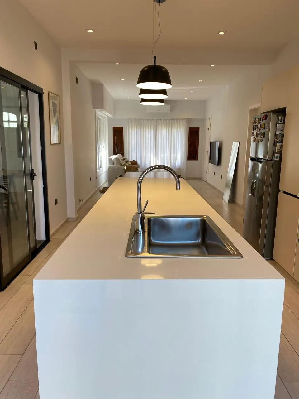 Cocina con isla y mesada blanca realizada por Inova