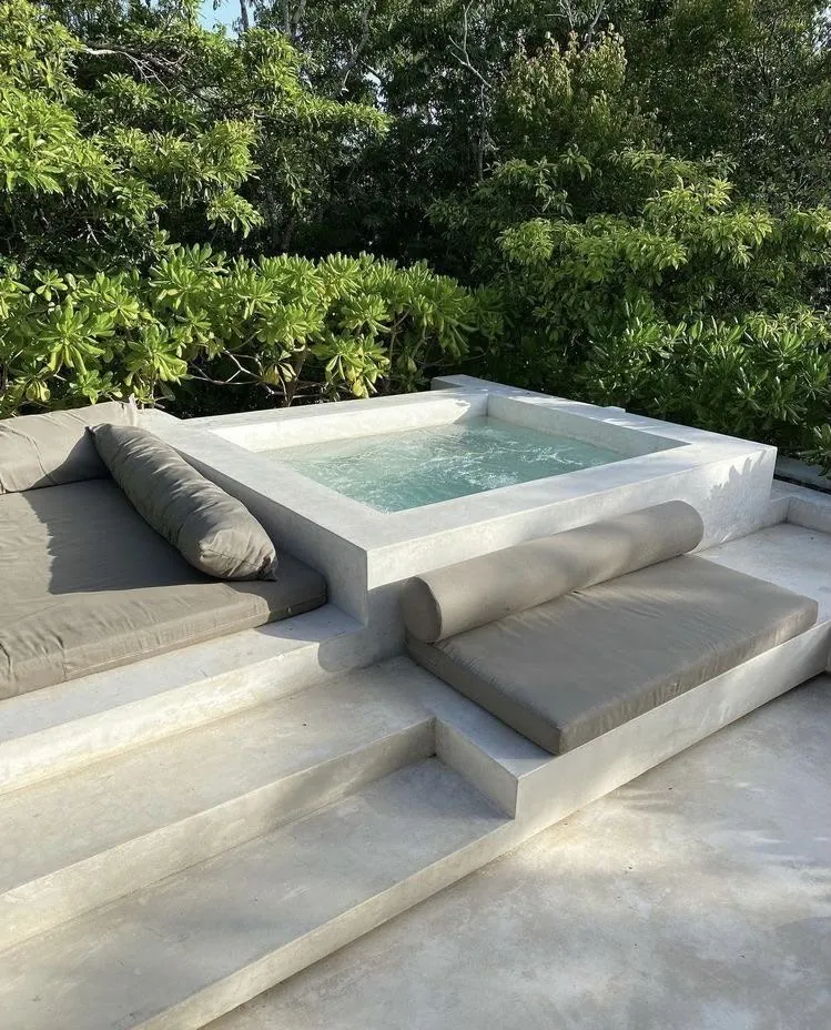 Parrilla exterior con mesada y muebles grafito realizada por Inova