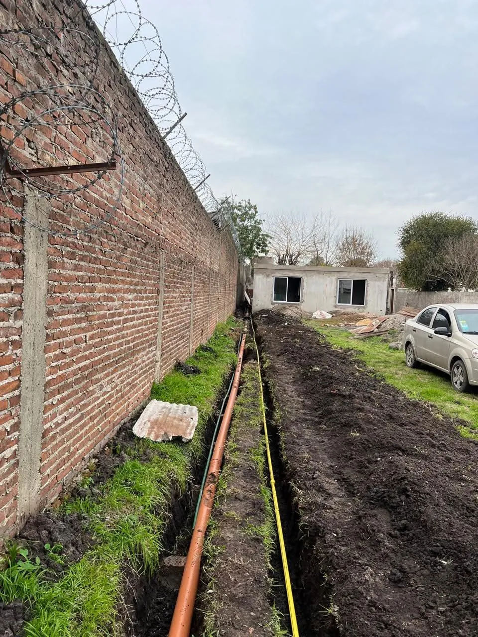 Tendido exterior de cañerías durante una obra de Inova