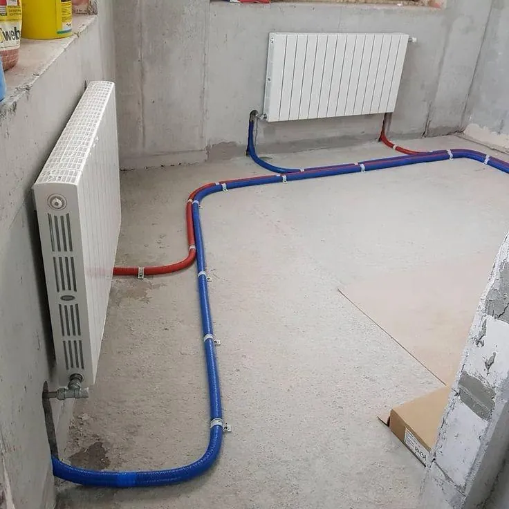 Instalación de radiadores con cañerías de alimentación y retorno durante la obra